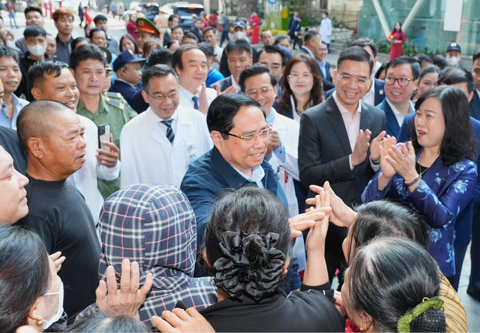 Thủ tướng Phạm Minh Chính thăm hỏi, tặng quà người bệnh